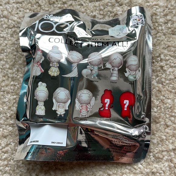 NIP Disney 100 Figural Bag Clip Mystery Blind Bag SERIES 2 Pocahontas Moana ? - Picture 2 of 2